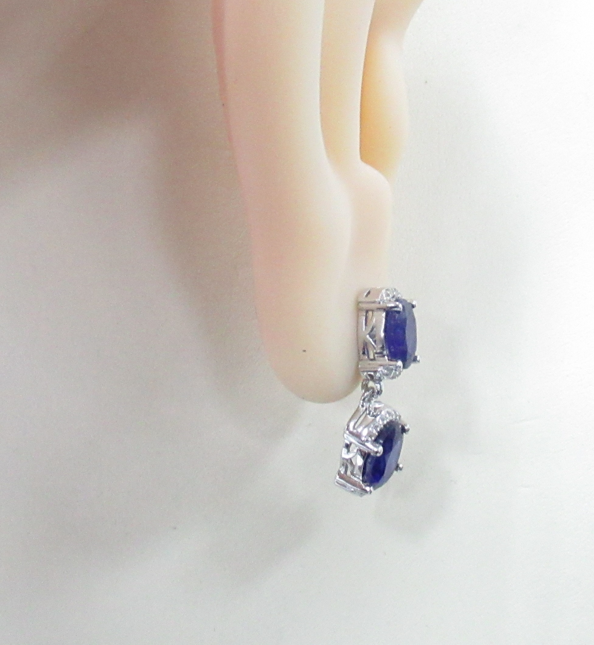 Серебряные серьги-пусеты 925 пробы; вставки 4 Сапфир 5,2ct F/2; 40 Топаз белый 0,2ct;